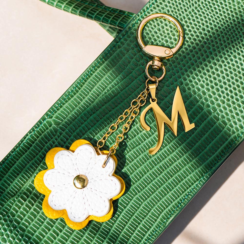 Personalized Daisy Hat Clip with Initial Charm, Magnetic Hat Clip, Traveling Hat Clips, Hat Holder, Bag Accessory, Christmas Gift for Mom/Girl