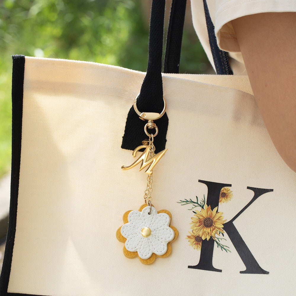 Personalized Daisy Hat Clip with Initial Charm, Magnetic Hat Clip, Traveling Hat Clips, Hat Holder, Bag Accessory, Christmas Gift for Mom/Girl